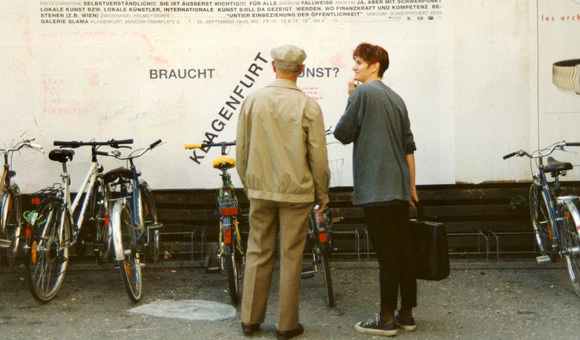 Plakat im öffentlichen Raum Klagenfurts
